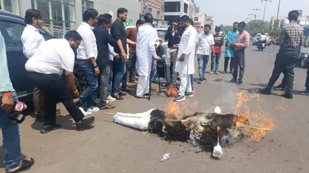 राहुल गांधी का पुतला जलाते भाजपाई |