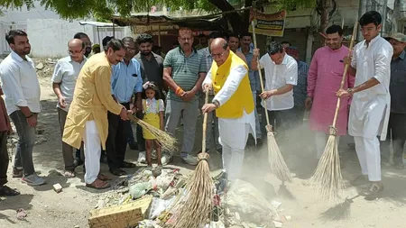 सफाई अभियान में जुटे गोविंदनगर विधायक सुरेंद्र मैथानी व अन्य।