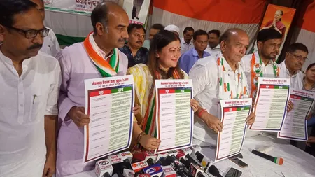 पोस्टर से नेशनल हेरल्ड केस का सच-झूठ बतातीं कांग्रेस की राष्ट्रीय प्रवक्ता रागनी नायक। 