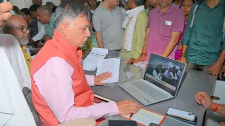 प्रथानमंत्री नरेंदं मोदी के कार्यक्रम मन की बात सुनते उत्तर प्रदेश के विधानसभा अध्यक्ष सतीश महाना 