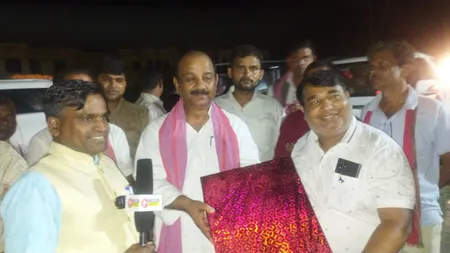 सपा प्रदेश अध्यक्ष का स्वागत करते एसएसपीएस एजुकेशन एंड  मेडिकल इंस्टीटयूट के निदेशक कमलेश यादव