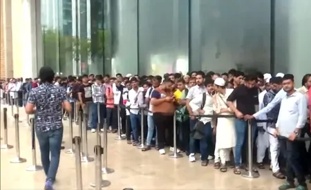 Apple i phone que in Mumbai