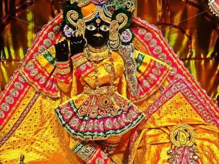 banke bihari charan darshan on akshaya tritiya with 100 kg sandalwood for  aarti Puja on 10th May | Akshaya Tritiya 2024: अक्षय तृतीया पर 100 किलो  चंदन से बांके बिहारी की पूजा,