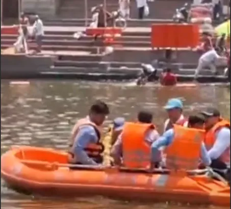 IAS Raushan Kumar Singh inspecting Shipra ghat