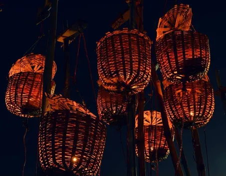 The banks of the Ganges lit up with the light of Akashdeep | आकाशदीप की  रोशनी से जगमगाया गंगा का किनारा: पूरे कार्तिक मास तक जलाए जाते हैं दीप,जाने  क्या है मान्यता -