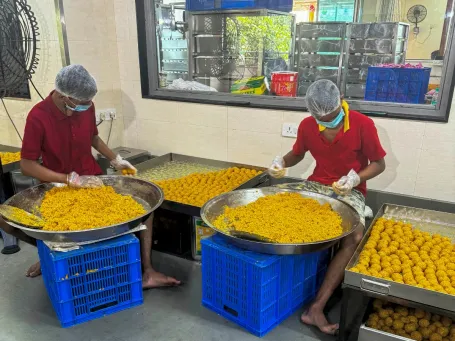 तिरुपति लड्डू विवाद के बाद अब सिद्धिविनायक मंदिर के प्रसाद में चूहे होने का  दावा, वीडियो वायरल; ट्रस्ट ने दिया बयान - after the tirupati laddu  controversy now ...
