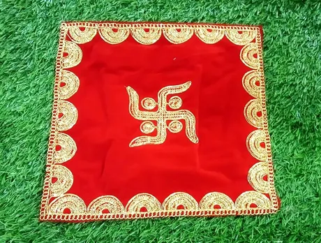 Moon * विशेष 1pcs GANPATI/गणेश डिज़ाइनर आसन पूजा के लिए लाल वेलवेट ज़री  स्वस्तिक डिज़ाइनर आसन/पूजा कपड़ा/रूमाल चौकी घर मंदिर सजावट के लिए साइज़- 11  ...