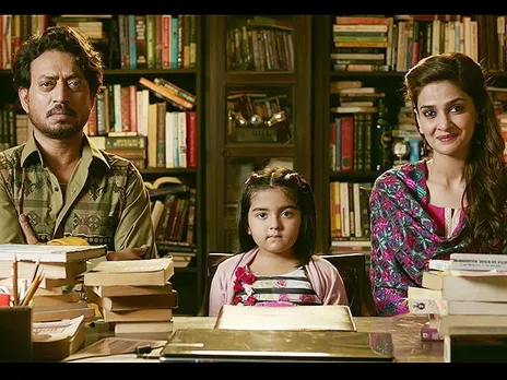 मूवी रिव्यू: RTE जैसे गंभीर विषय पर बनी इंटरटेनिंग फिल्म है 'हिंदी मीडियम'