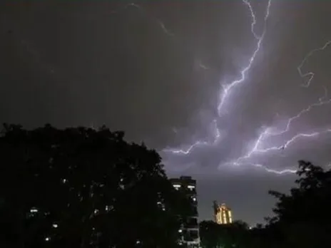 UP Weather: यूपी में अगले 3 दिन आंधी-तूफान की दस्तक, इस जिले में बारिश का  ऑरेंज अलर्ट, ताजा अपडेट