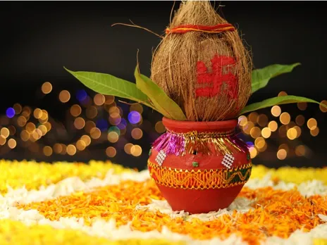 कलश पर रखे नारियल को पूजा के बाद कैसे करें इस्तेमाल what to do with shrifal  in kalash for navratri puja kalash par rakhe nariyal ka kya kren,  लाइफस्टाइल - Hindustan