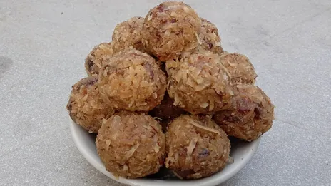 नारियल और खजूर के लड्डू। Nariyal ki laddu