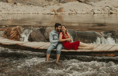 ऋषिकेश और ताज महल में प्री वेडिंग शूट के लिए फोटोग्राफर