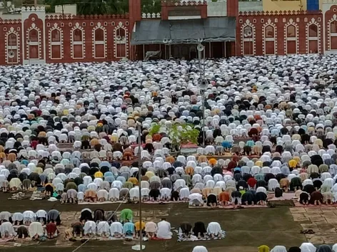 भोपाल: लाखों लोगों ने अदा की ईद-उल-अजहा की नमाज, मांगी देश में अमन-चैन के लिए  दुआ - eid ul adah namaz performed in bhopal people wish god peace and  harmony in nation
