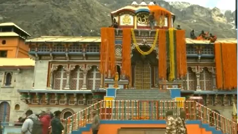 भारी बर्फबारी के बीच खुले बद्रीनाथ धाम के कपाट, जयकारों के बीच नाचने लगे  श्रद्धालु - Badrinath Dham Kapat Uttarakhand opens today Char Dham yatra  ntc - AajTak