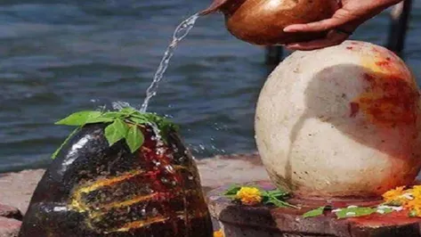 shivling par jal chadhane ka sahi time or niyam What is the right time to  pour water on Shivling sawa 2023 shiv ji puja rules - India TV Hindi