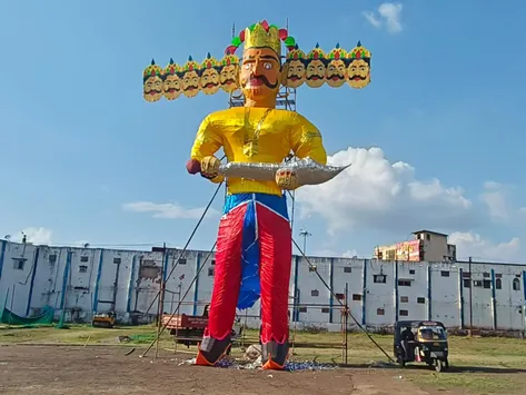 Ravana's effigy was burnt at two places today. | रतलाम में दो स्थानों पर  होगा रावण दहन: नेहरु स्टेडियम में 51, बरबड़ मेला क्षेत्र में 31 फीट का पुतला  जलेगा; बैंड ...