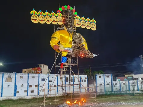 Ravana's effigy was burnt at two places today. | रतलाम में अधूरा जला रावण  का पुतला: पेट्रोल डालने पर भी नहीं जला; नगर निगम मुर्दाबाद के लगे नारे,  महापौर बोले ...