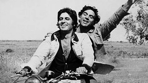 फ्रेंडशिप डे पर धर्मेंद्र ने अमिताभ को किया याद, देखिए खास तस्वीर - friendship  day dharmendra missed amitabh bachchan shared sholay picture tmov - AajTak