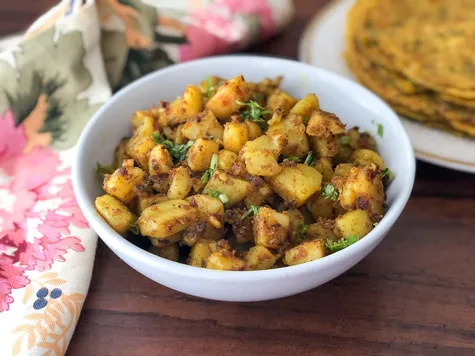 सुखी आलू सब्ज़ी रेसिपी | Archana's Kitchen