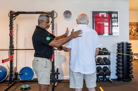 उम्र बढ़ने के साथ हम कम लचीले क्यों हो जाते हैं? - लिलीफील्ड फिजियोथेरेपी