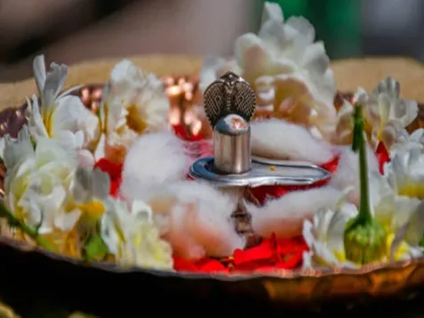 If you worship with this method along with all the mantras of Sawan then  Mahadev will defeat all your troubles Shiv Pujan: आज से सावन भर मंत्र सहित  इस विधि से करेंगे