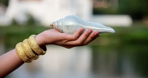 Sawan 2025: महादेव को शंख से जल चढ़ाना क्यों माना जाता है अशुभ? जानें और  कौन-