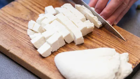 सिंथेटिक पनीर की पहचान करने के कुछ तरीके - synthetic paneer ki pehchan  karne ke kuch tarike | HealthShots Hindi