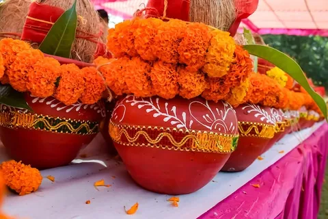 Kalash with coconut and mango leaf with floral decoration earthen pots  containing sacred water Kalash for hindu puja during Jagannath Temple  Mangal Kalash Yatra front view closeup | Premium Photo