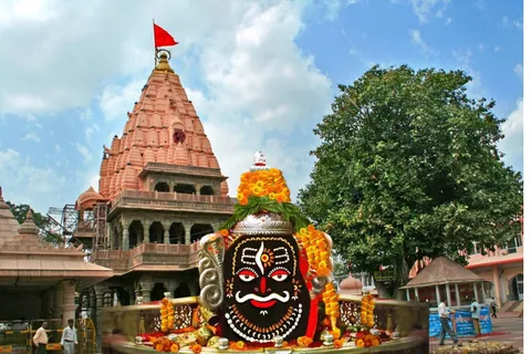 Mahakaleshwar Jyotirlinga: महाकालेश्वर मंदिर के इतिहास और रहस्य को जानकर आप  रह जाएंगे हैरान ।
