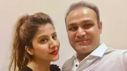 What is the age difference between Virender Sehwag and his wife Aarti Ahlawat?