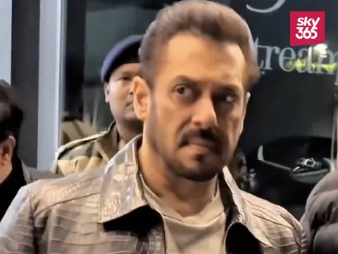 'Sikandar Ka Swag' - Fans Comment as Salman Khan looks Angry Meeting Fans at Airport - Watch!