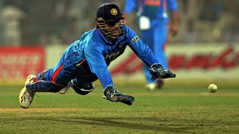 Ex-Indian fielding coach reveals why MS Dhoni stopped practicing wicketkeeping