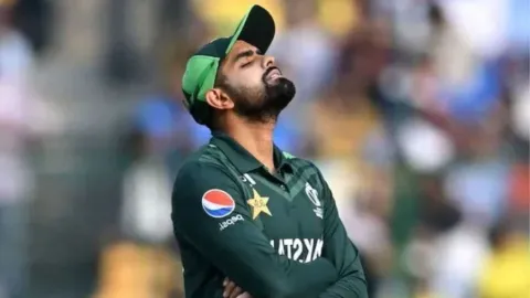 “Toh wo khel kyun raha hai?” - Mohammad Hafeez questions Babar Azam’s place in the Pakistan squad