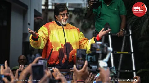 In Photos: Fans Turn Juhu Into a Festival for Amitabh Bachchan’s 83rd Birthday