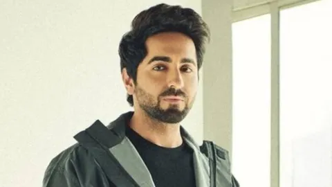 WATCH: Audience throw dollars at Ayushmann at his US tour concert, actor requests them to donate it to a charity!