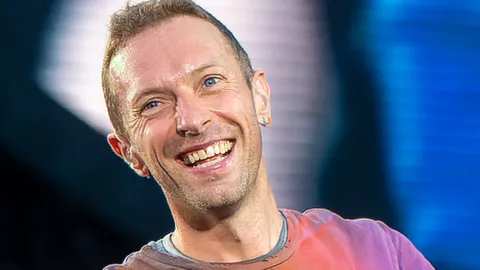 Chris Martin Stops Mumbai Show to Read Letter from Bumrah’s Lawyers