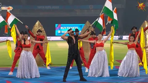 Ayushmann brings the stadium on its feet by singing Maa Tujhhe Salaam at the opening night of Women’s Premier League!
