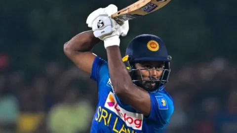 Bizarre Bowling: SRH's Kamindu Mendis Changes Arms Mid Over Against KKR!