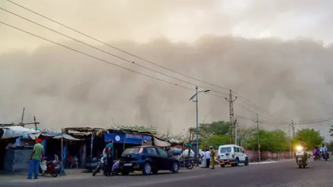 Severe Dust Storm in Delhi Causes Diversion of 15 Flights and Several Delays