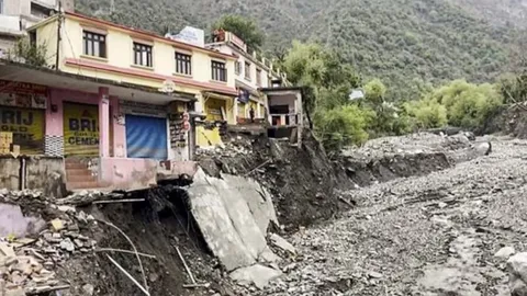 Ramban Landslide Disrupts Jammu-Srinagar Highway; Traffic Resumes on Mughal Road