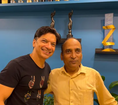 Shaan and Faaiz Anwar come together for the first time for the melodious single “Mujh Pe Hua Hai Jo Karam Tera”, composed by Gianysh Toolsee