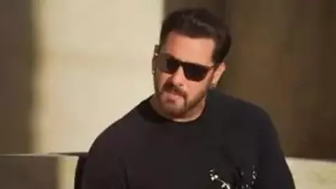 Salman Khan’s visit to Dubai Mall turns  into a fan frenzy. Fans Flock to Catch a Glimpse of the Superstar