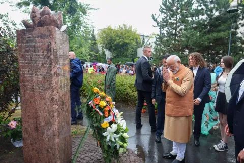 Prime Minister Narendra Modi Commemorates the "Good Maharaja" with Wreath-Laying Ceremony