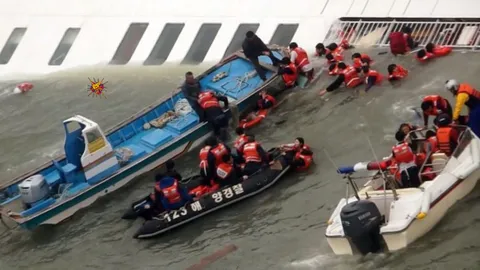 President Yoon Suk Yeol Pardon Controversial Figures, Including Blacklist Architect, Sparking Debate