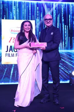 Rani Mukerji wins Best Actor Female for Mrs. Chatterjee vs Norway at Jagran Film Festival!