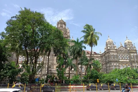 Dramatic raincoat throw by Mumbai man causes uproar at Churchgate