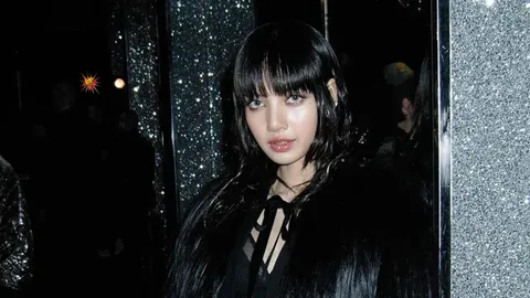 BLACKPINK's Lisa: Fashion Icon Reigns Supreme at Taylor Swift Concert