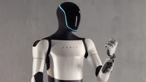 Tesla's top-notch Robot: The multi-faceted Humanoid Assistant Unveiled