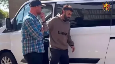 Virat Kohli Limits Fan's Photos to One Before Boarding Train in Viral Clip