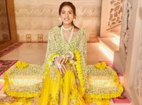 Radhika Merchant Wears ‘phool dupatta’ For Haldi Look